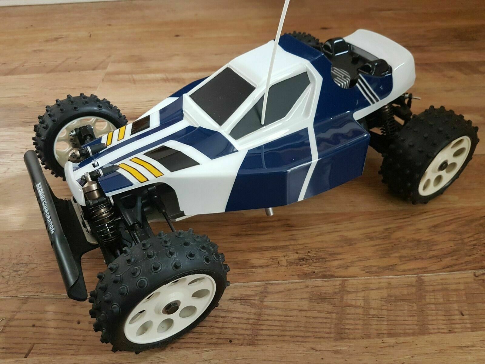 Le Kyosho Burns 4x2 de la collection d'avio Le Kyosho Burns 4x2 de la collection d'avio